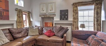 Perfect for all Large Groups in 7 all Ensuite Bedrooms . Pet Friendly