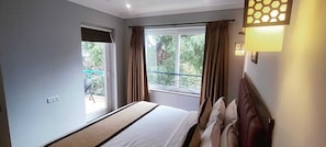 Luxury Suite | 1 bedroom, laptop workspace, iron/ironing board, free WiFi - Candolim Suites (Candolim)