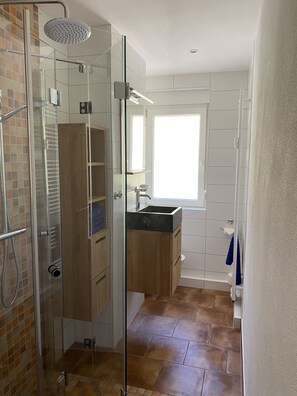 Dusche, Haartrockner, Handtücher, Seife