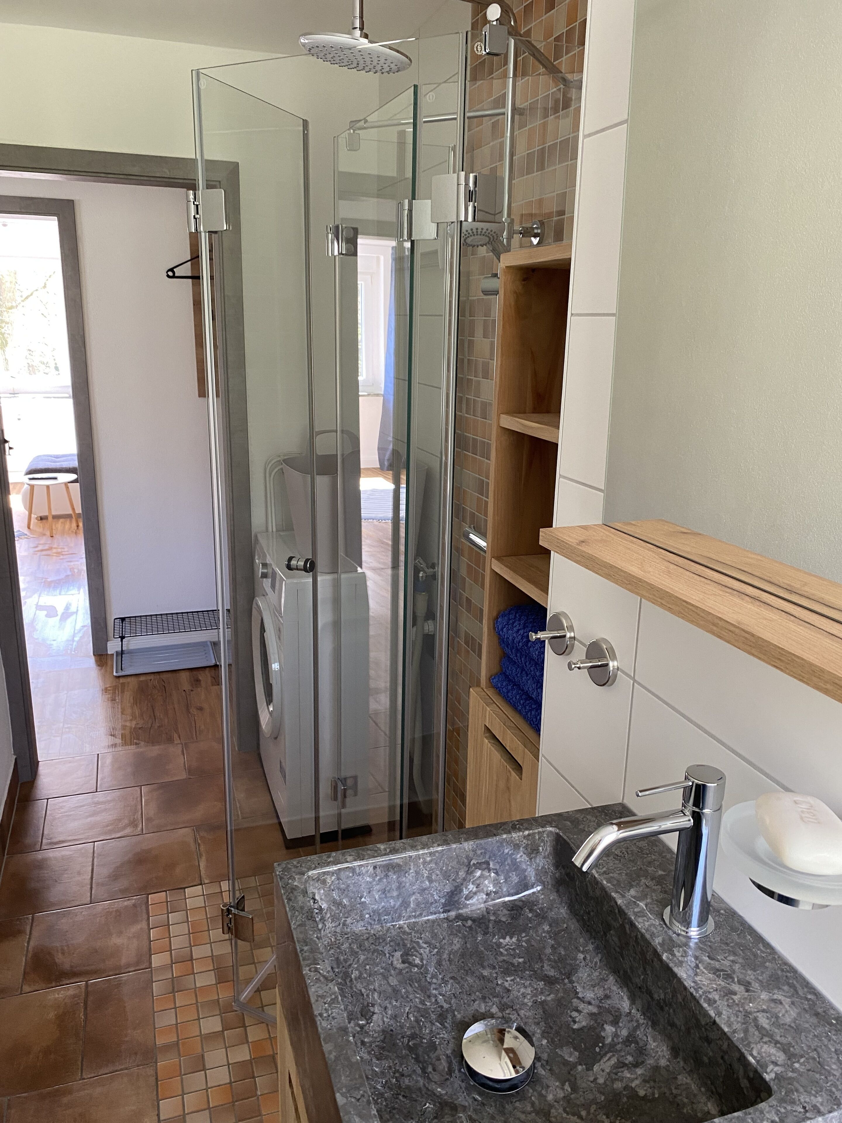 Dusche, Haartrockner, Handtücher, Seife