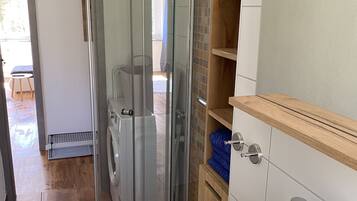 Dusche, Haartrockner, Handtücher, Seife