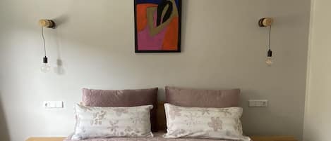 2 bedrooms, travel cot, free WiFi, bed sheets