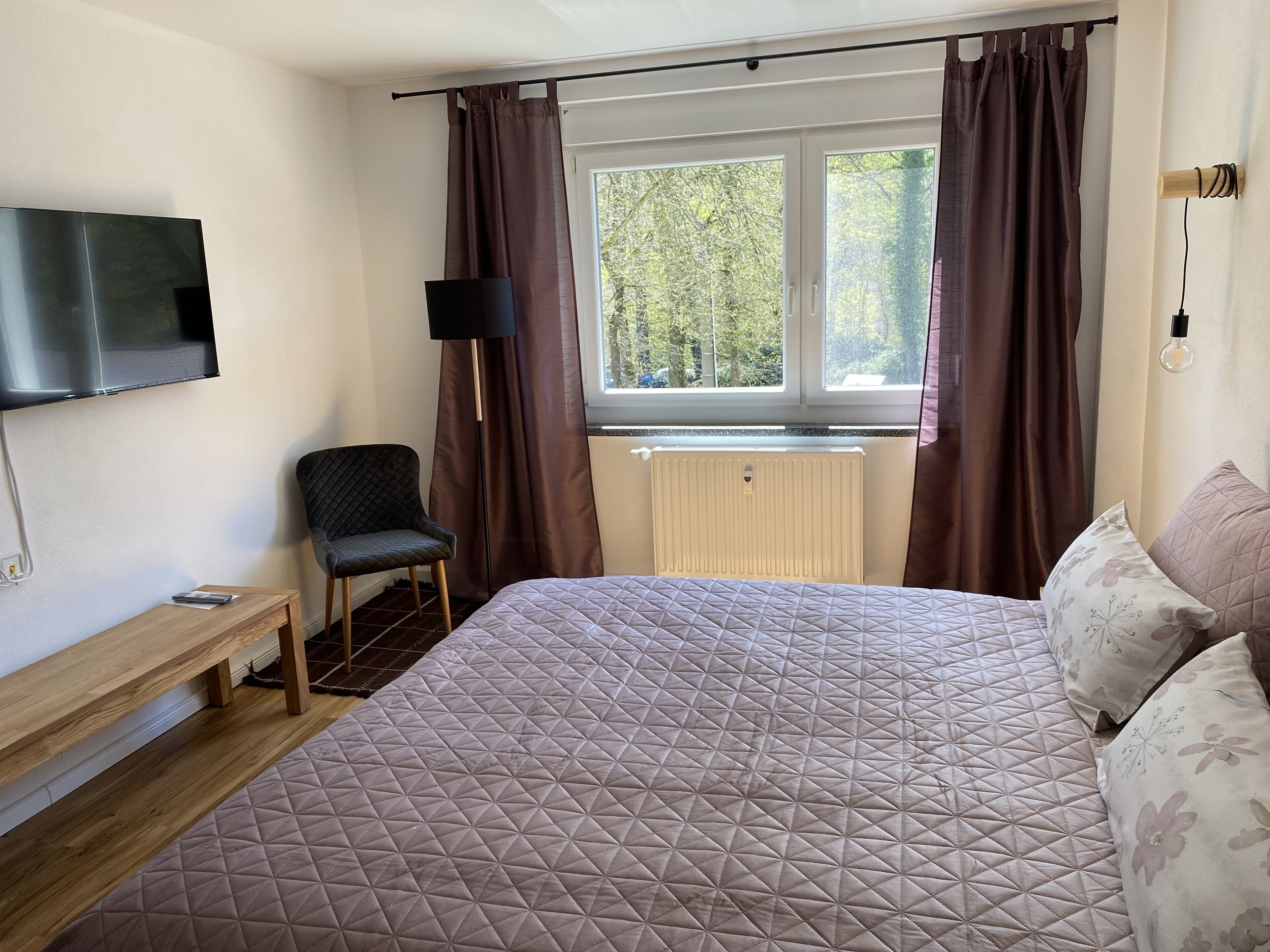 2 bedrooms, travel crib, free WiFi, bed sheets