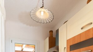 Eine Küche mit Gasherd, Spüle und Holzschränken.