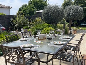 Outdoor dining - La maison du bonheur proche là Rochelle Rochefort (Lussant)