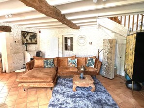 Fernseher, Kamin, Tischfußball, Bücher