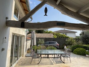 Outdoor dining - La maison du bonheur proche là Rochelle Rochefort (Lussant)