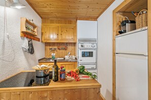 Familjehus - flera sovrum (Rustico Stock with free WiFi) | Eget kök | Kylskåp, ugn, spishäll och kaffe- och tebryggare