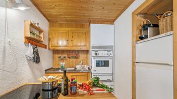 Family House, Multiple Bedrooms (Rustico Stock with free WiFi) | Private kitchen | Fridge, oven, stovetop, coffee/tea maker