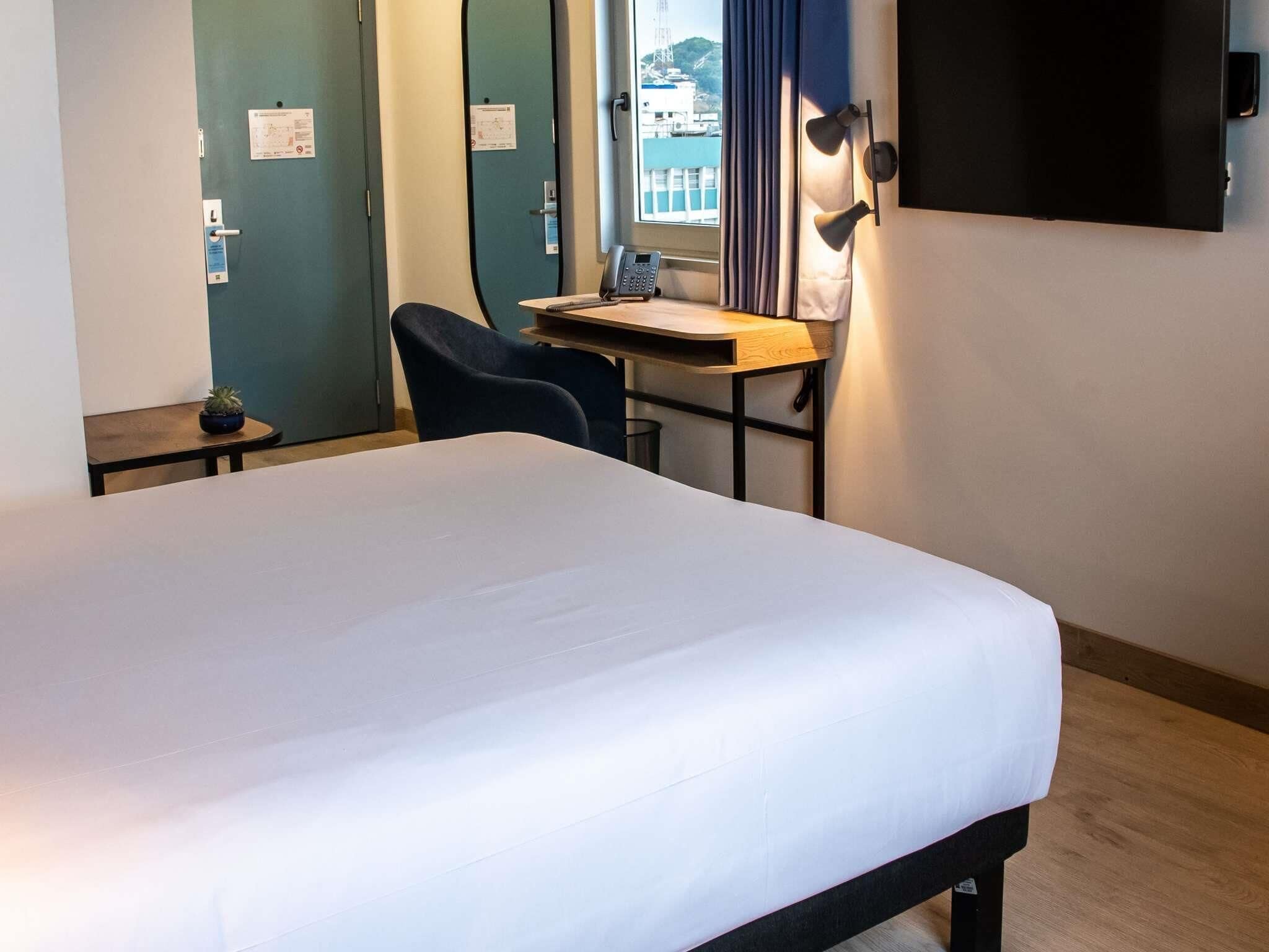 Habitación Deluxe, 1 cama matrimonial y sofá cama | Caja de seguridad en la habitación y escritorio 
