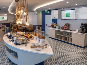 Se ofrece un desayuno bufé todos los días (por un coste adicional)