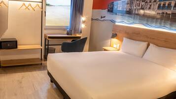 Superior Room, 1 Double Bed | In-room safe, desk, laptop workspace, blackout drapes