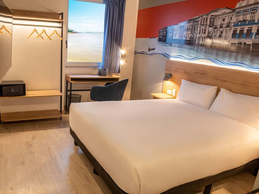 Habitación superior, 1 cama doble | Caja fuerte, escritorio, espacio para trabajar con un portátil