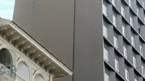 Un edificio alto con el letrero "ibis styles" en la parte superior.