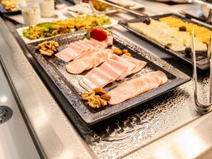 Café da manhã com buffet todos os dias (USD 11.99 por pessoa)