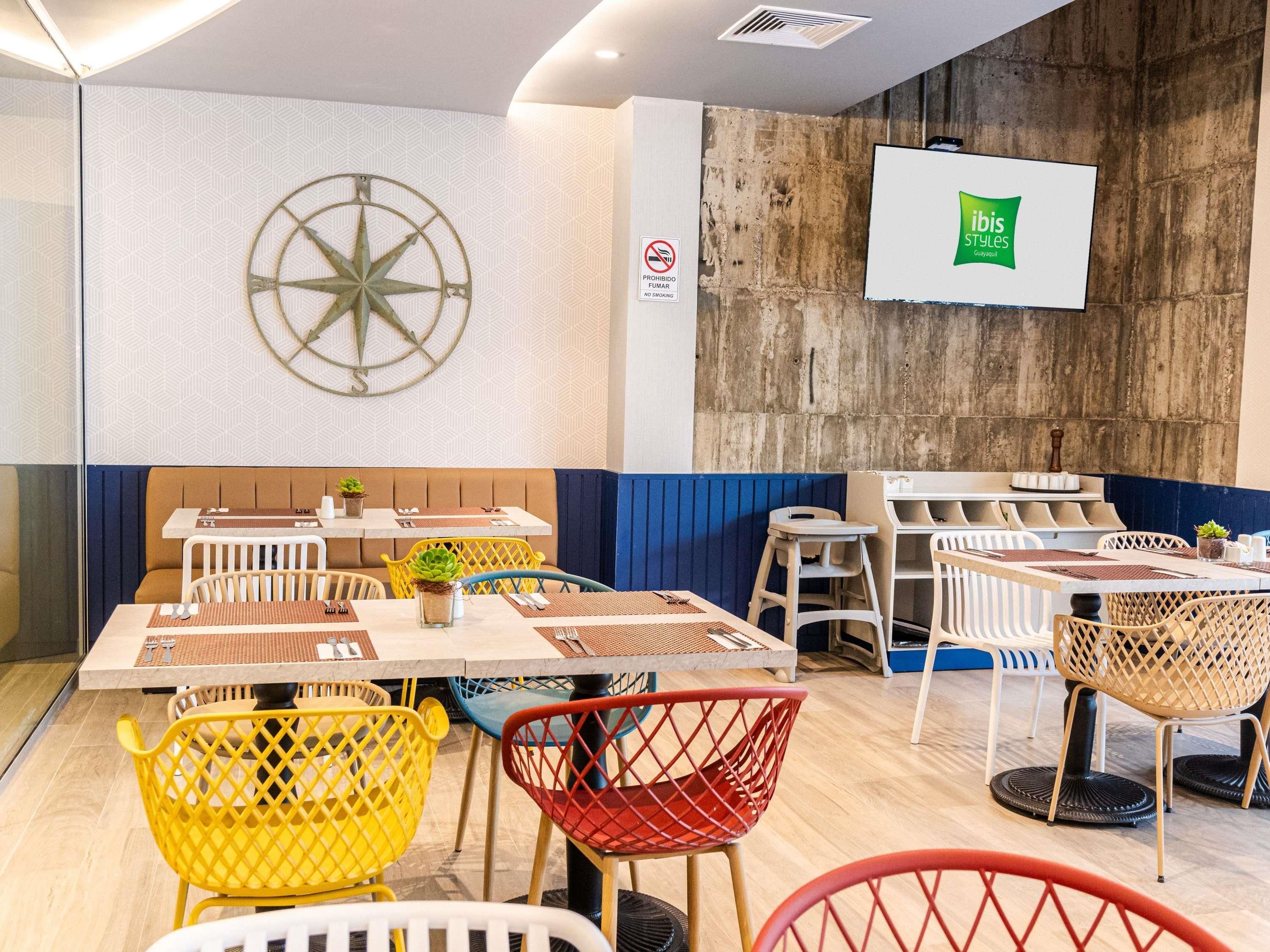 Interior de restaurante con decoración náutica, una brújula montada en la pared y un cartel que prohíbe fumar.
