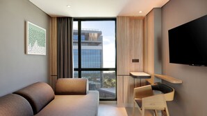 ห้องพรีเมียม, เตียงควีนไซส์ 1 เตียง และโซฟาเบด | บริเวณนั่งเล่น | สมาร์ททีวี 50 นิ้ว พร้อมช่องเคเบิล, Netflix, บริการสตรีมมิ่ง