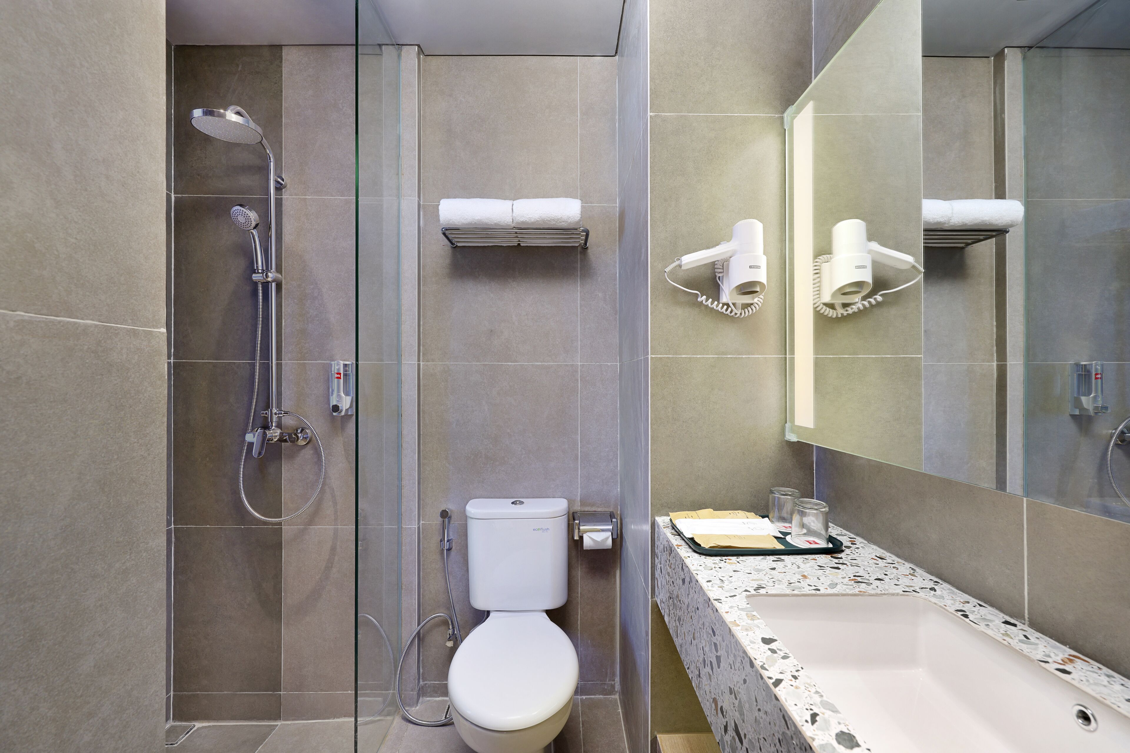 Shower, pancuran hujan,  dan perlengkapan kamar mandi ramah lingkungan