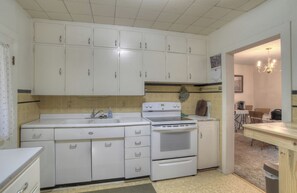 Fridge, microwave, oven, stovetop - Quaint Historic Family Friendly Home | In Heart of Creede (Creede)
