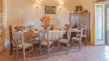 Deluxe Villa | Dining room