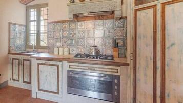 Deluxe Villa | Private kitchen | Full-sized fridge, stovetop, dishwasher, high chair