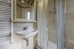 Villa Deluxe | Salle de bain | Douche, bidet, serviettes fournies