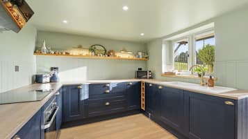 Deluxe-Ferienhaus, mit Bad, Blick auf den Innenhof (Laburnum Cottage) | Gemeinschaftsküche | Hochstuhl