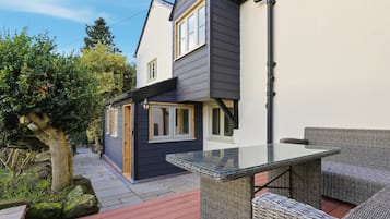 Deluxe Cottage, Ensuite, Courtyard View (Laburnum Cottage) | Terrace/patio