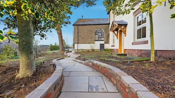 Deluxe Cottage, Ensuite, Courtyard View (Laburnum Cottage) | Garden
