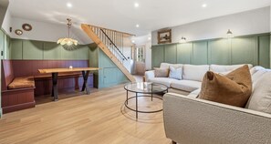 Småhus – deluxe, eget bad, bakgårdsutsikt (Laburnum Cottage) | Lounge