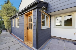 Property entrance - Laburnum Cottage (Tarporley)