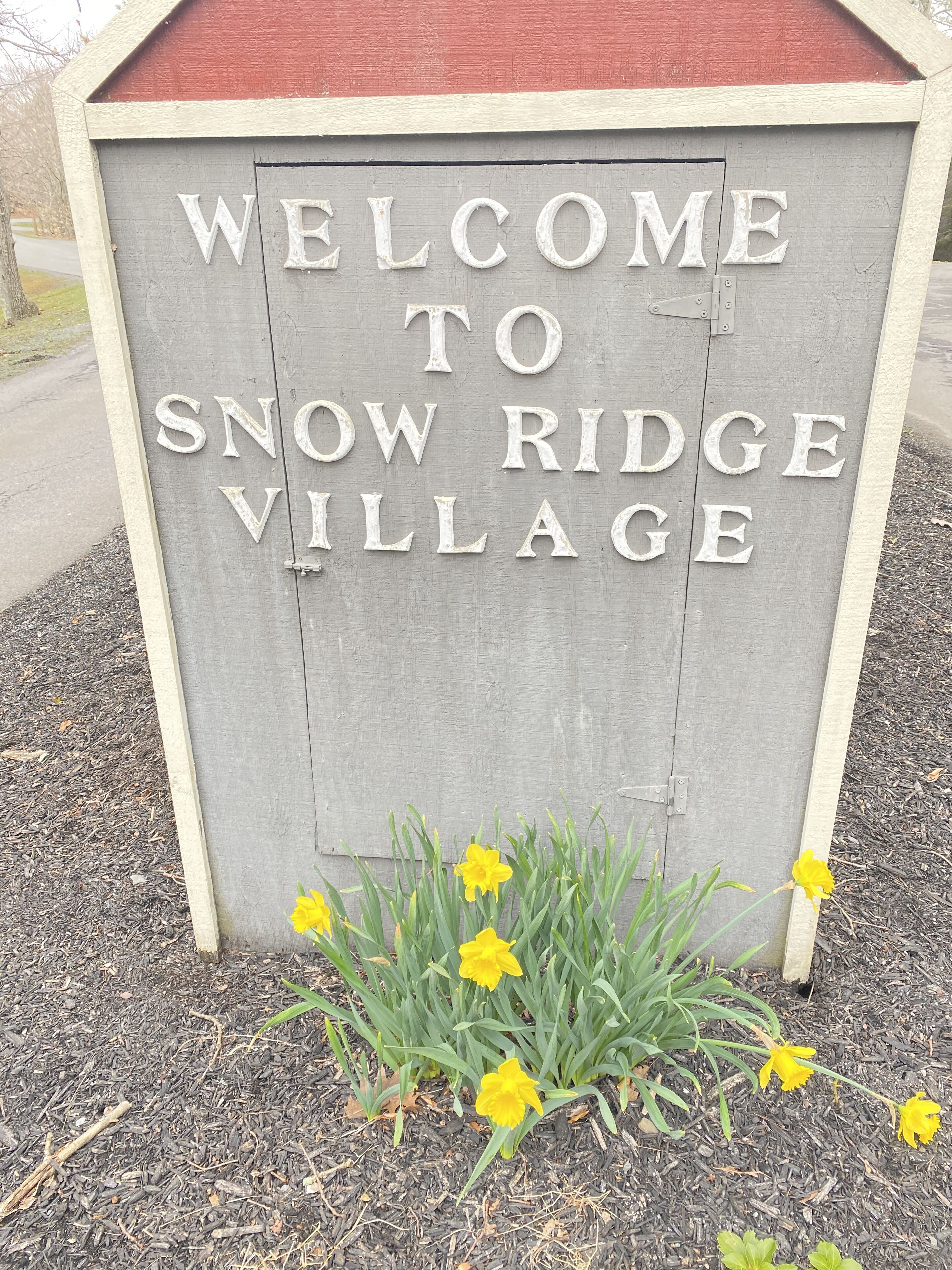 Welkomstbord voor Snow Ridge Village.