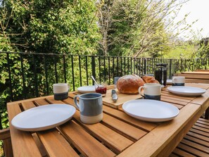 Outdoor dining - Valley View (Skipton)