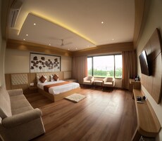 高级套房 | Select Comfort 床、办公桌、笔记本电脑工作区、免费婴儿床