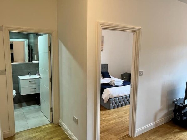 1 bedroom, desk, iron/ironing board, WiFi - Quiet, Private and Serene (Westcliff-on-Sea)