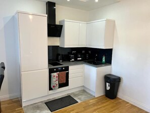 Fridge, oven, stovetop, electric kettle - Quiet, Private and Serene (Westcliff-on-Sea)