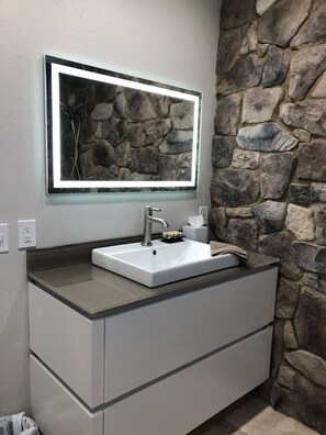 Regadera, toallas, jabón, papel de baño 