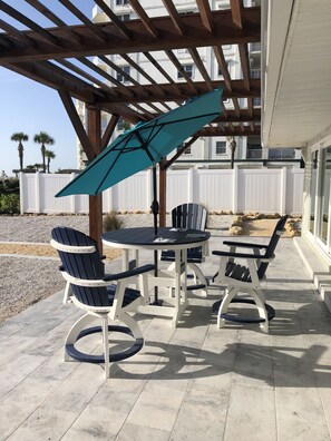 Outdoor dining - Oceanfront home, 1800 sq ft, backyard meets the beach, long term rental only (Ormond Beach)