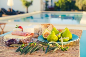A table with a cheese board, sliced meats, figs, and olives. - A Casa da Cerca (Almodôvar)