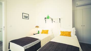 Habitación básica con 1 cama matrimonial o 2 individuales | Cortinas blackout, cuna de viaje, wifi gratis y ropa de cama