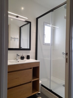 Shower, hair dryer, towels, shampoo - Maison de Vacances Commerces et Plages à Pieds (Saint-Pierre-Quiberon)