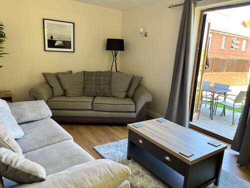 2-bed House - Sleeps 6 - Garden, Parking, Wifi