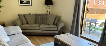 2-bed House - Sleeps 6 - Garden, Parking, Wifi