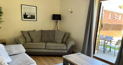 2-bed House - Sleeps 6 - Garden, Parking, Wifi