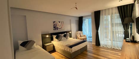 Decoración personalizada, muebles diferentes y cortinas blackout