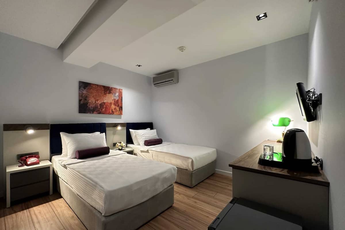 Economy Room, No Windows | Individually decorated, individually furnished, blackout curtains