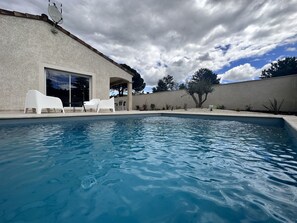 Utendørsbasseng og et oppvarmet basseng