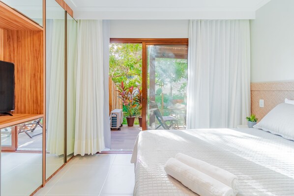 1 habitación, cortinas blackout y tabla de planchar con plancha