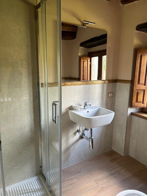 Villa | Bathroom | Shower, bidet, towels -  Fonte Nuova By Geco Vacation Rentals (Bucine)