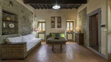 Villa | Wohnbereich | Kamin, Tischtennisplatte